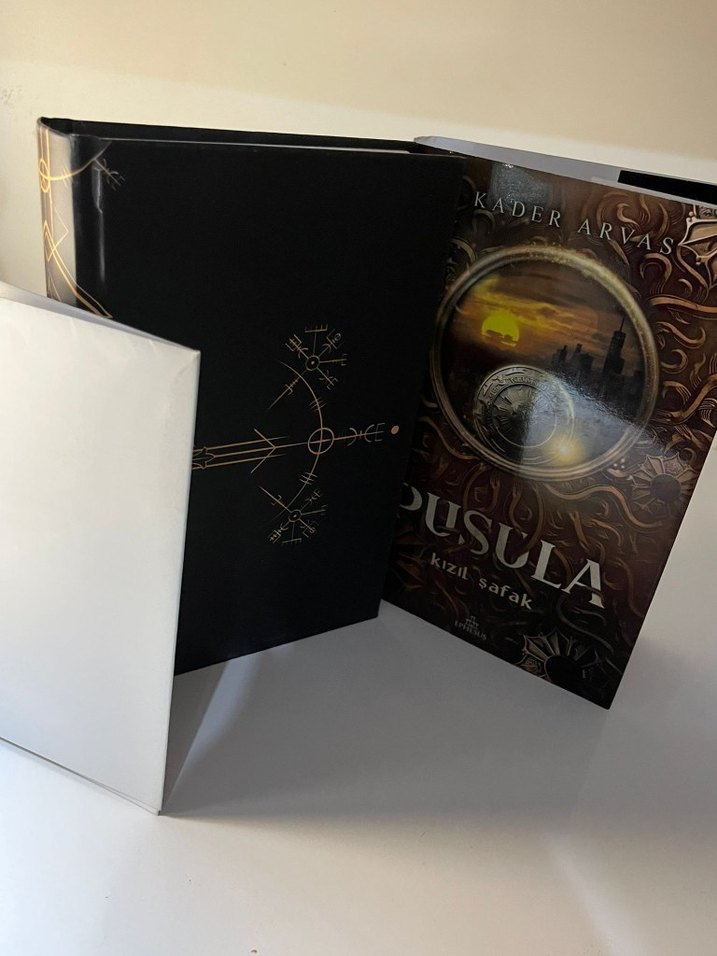 #PUSULA #KOLEZYUM  #KIZIL ŞAFAK #KADER ARVAS - Görsel 4