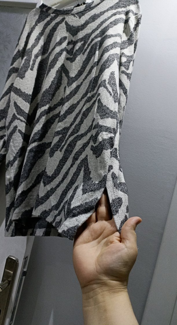 Gri Zebra Desenli Uzun Hamile Kazak - Görsel 3