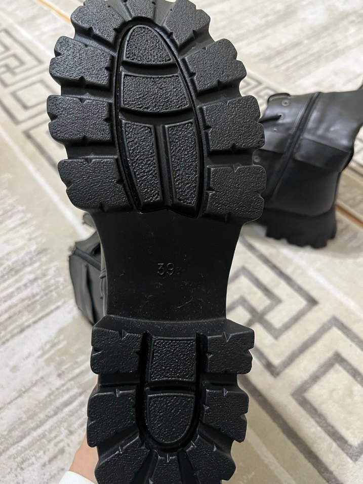 Siyah Deri Kadın bot - Görsel 3