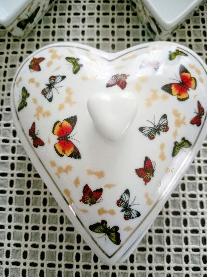 Kelebek Desenli Kalp Şekilli Tabak Seti - Görsel 2