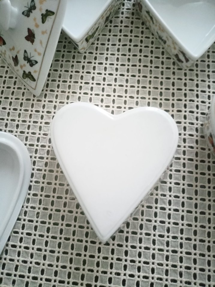 Kelebek Desenli Kalp Şekilli Tabak Seti - Görsel 5