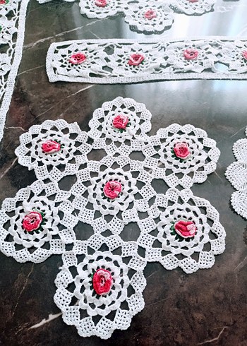 El Örgüsü Gül Desenli Dantel Takımı