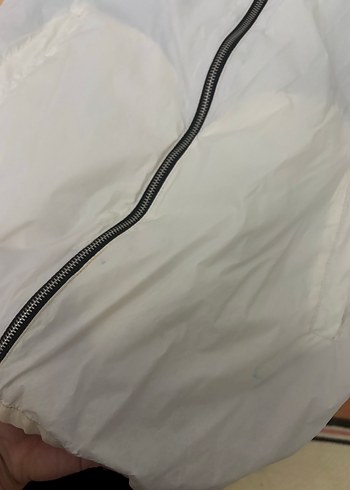 Beyaz Kapüşonlu Fermuarlı Kadın yağmurluk - Görsel 2