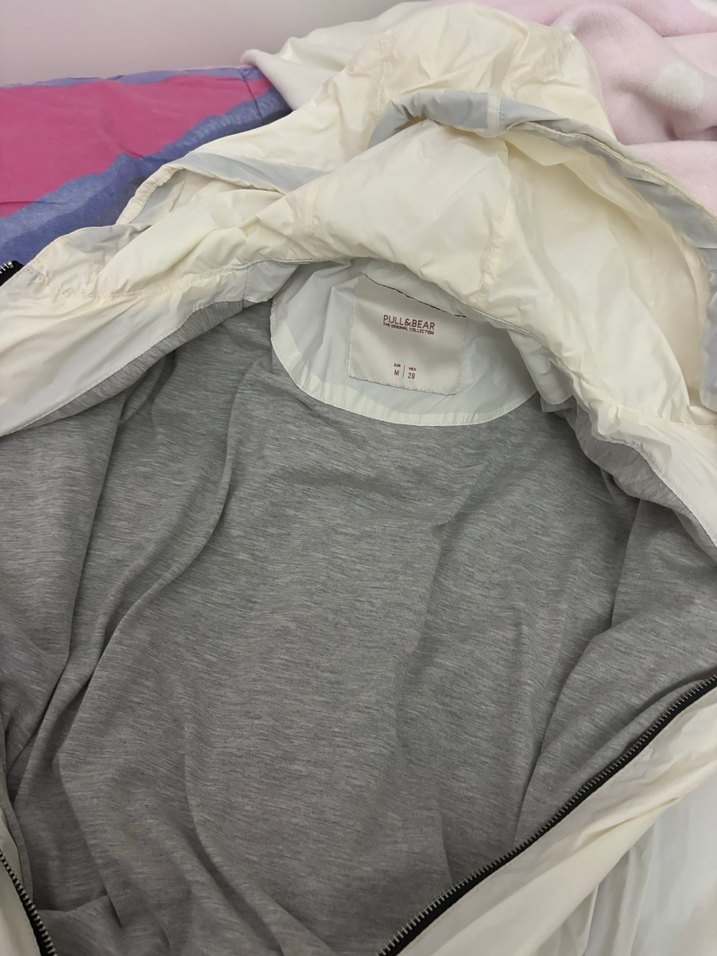 Beyaz Kapüşonlu Fermuarlı Kadın yağmurluk - Görsel 3