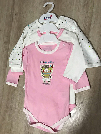 Diğer 3 adet 3-6 aya uygun sıfır etiketli body