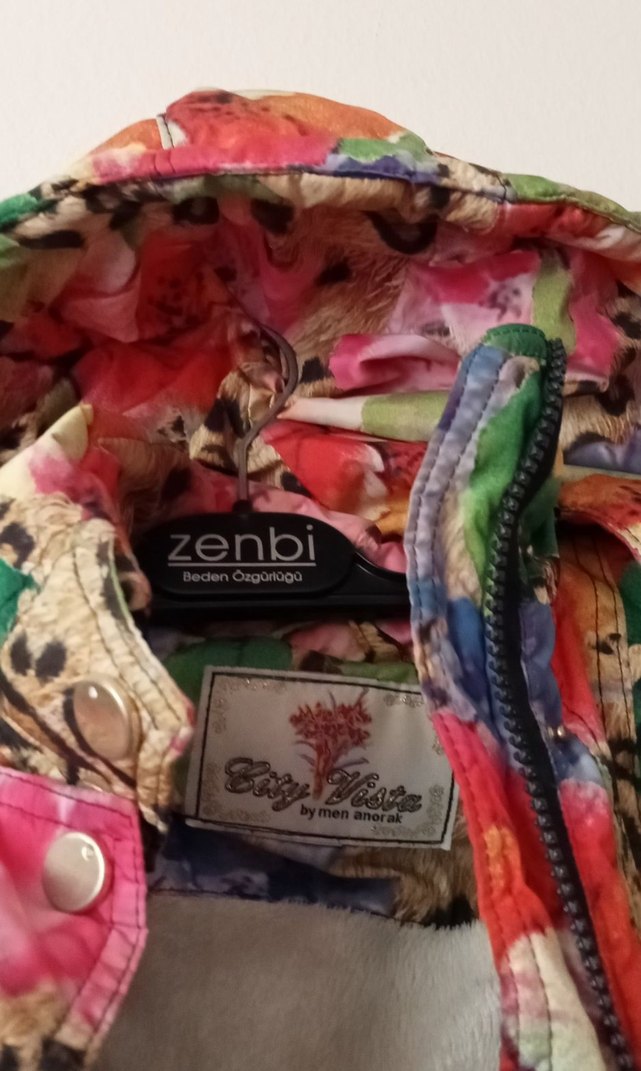 Çiçekli ve Kürklü Kız Montu - Görsel 3