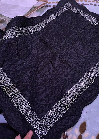 Siyah İşlemeli Yatak Örtüsü - Görsel 2