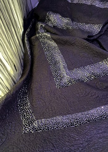 Siyah İşlemeli Yatak Örtüsü - Görsel 3