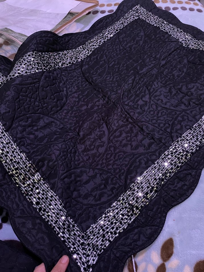 Siyah İşlemeli Yatak Örtüsü - Görsel 2