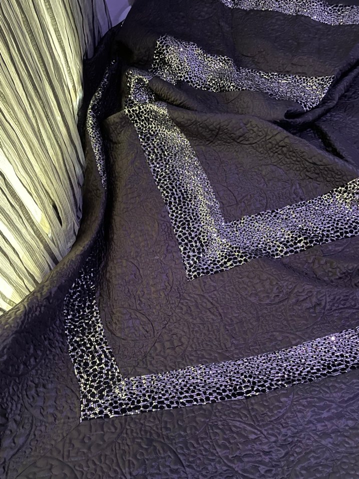 Siyah İşlemeli Yatak Örtüsü - Görsel 3