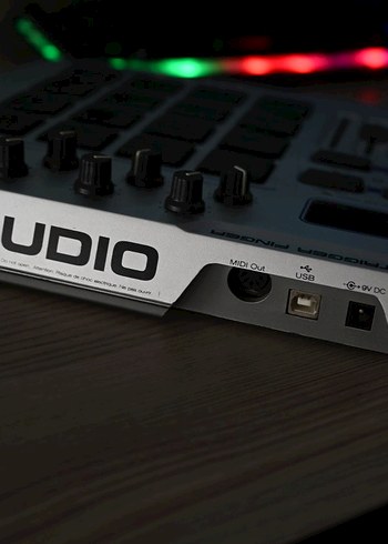 M-Audio Çok Fonksiyonlu MIDI Klavye Finger Drum - Görsel 2