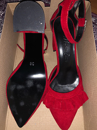 Kırmızı kısa topuklu ayakkabı