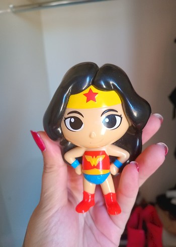 Renkli Pembe Wonder Woman Figürü
