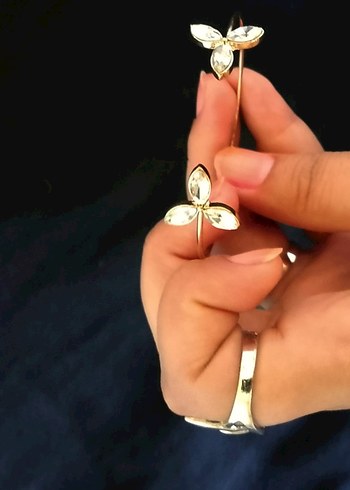 Minimalist Beyaz Çiçekli Payetli Kadın Bileklik