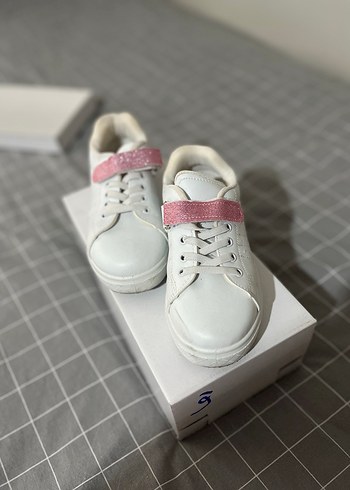 Kızlar için Beyaz Sneaker Velcro Bantlı
