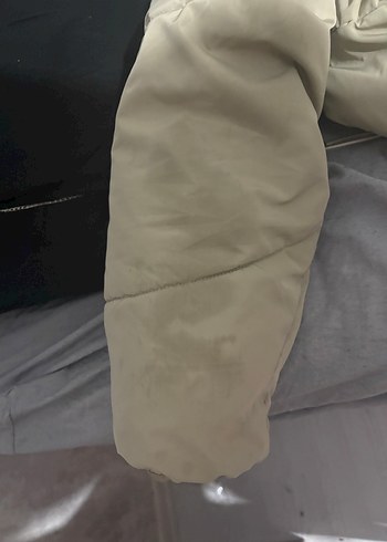 Gri Şişme Kadın Kışlık Mont kolunda lekeler var fotoğrafta ki
Gi - Görsel 4