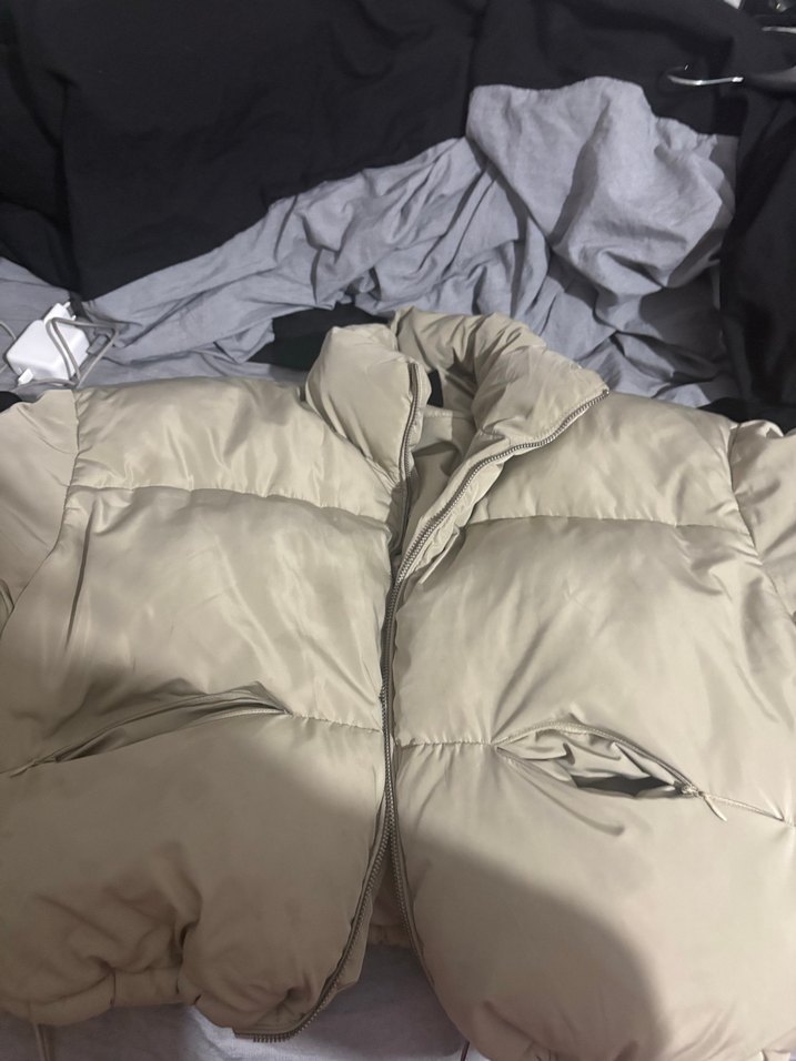 Gri Şişme Kadın Kışlık Mont kolunda lekeler var fotoğrafta ki
Gi - Görsel 3