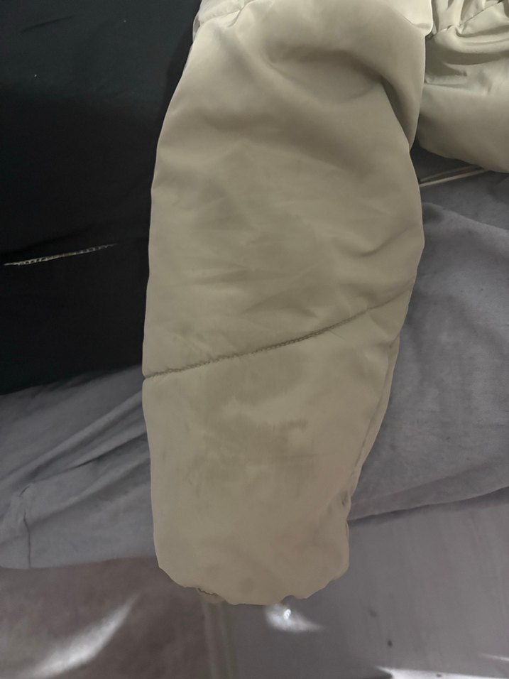 Gri Şişme Kadın Kışlık Mont kolunda lekeler var fotoğrafta ki
Gi - Görsel 4