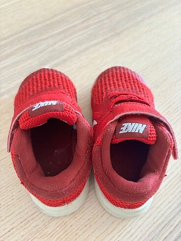 22 Beden kırmızı Renk Nike spor ayakkabı 22 numara