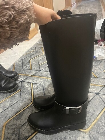 Siyah çizme yağmur çizme
- Görsel 3