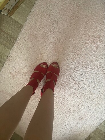 Kırmızı ayakkabı - Görsel 3