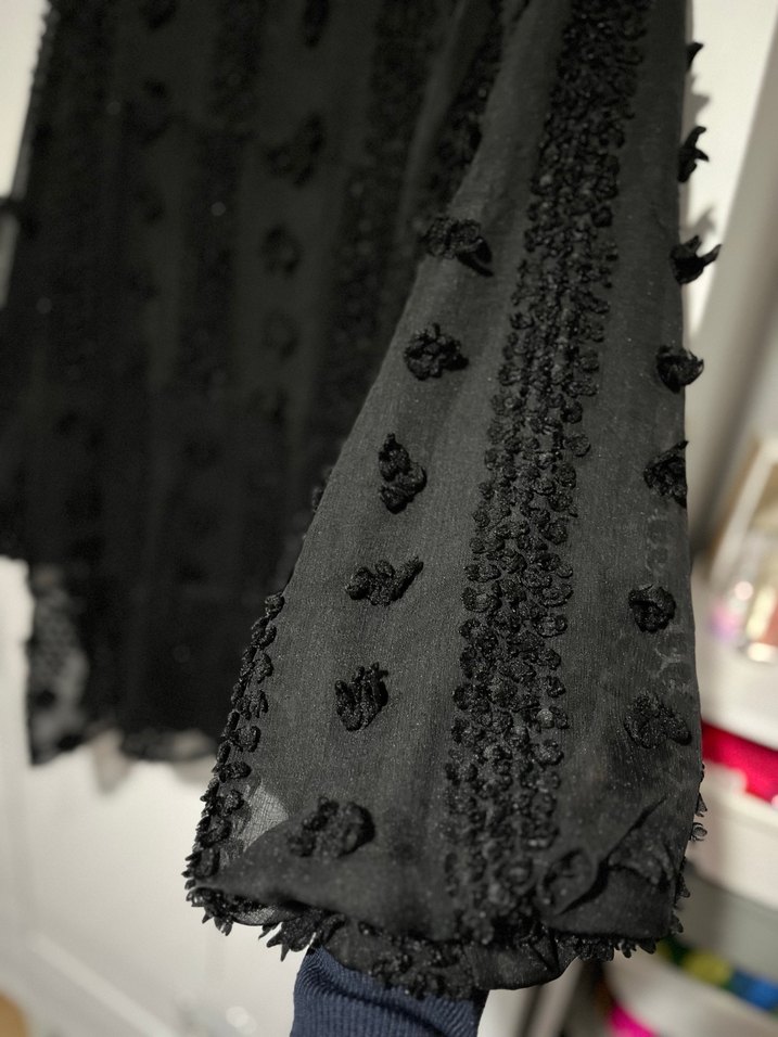 Uzun Kollu Siyah Nakışlı Gotik Bluz - Görsel 2