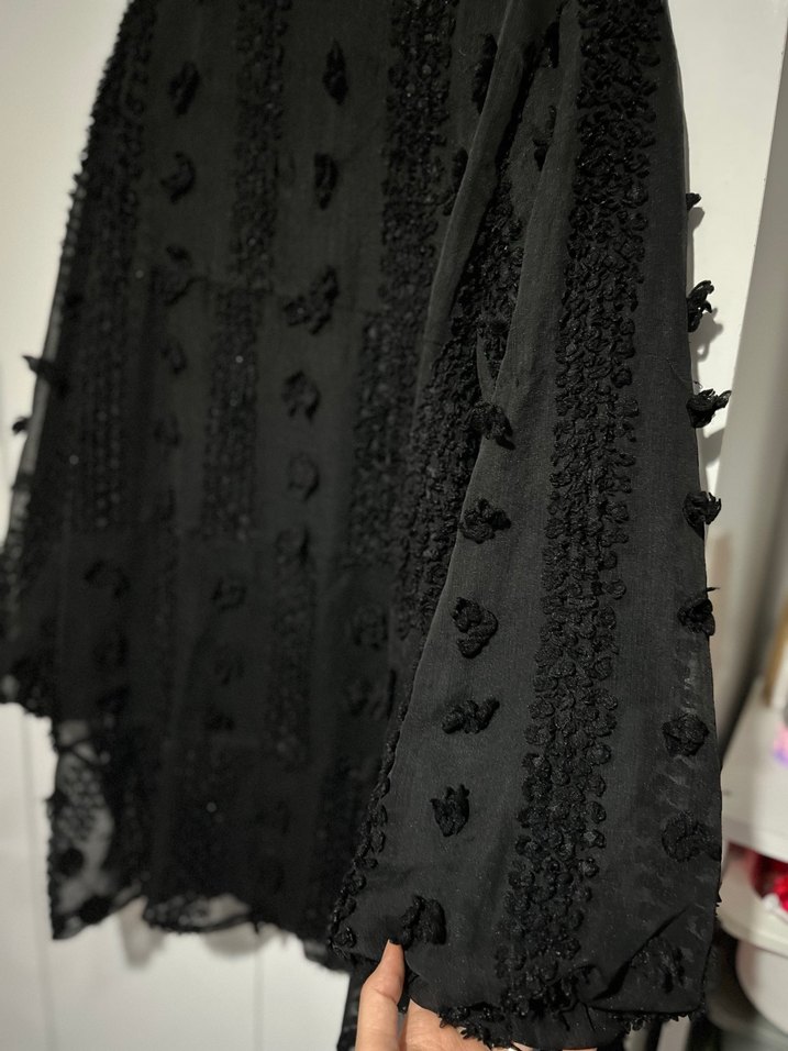 Uzun Kollu Siyah Nakışlı Gotik Bluz - Görsel 3