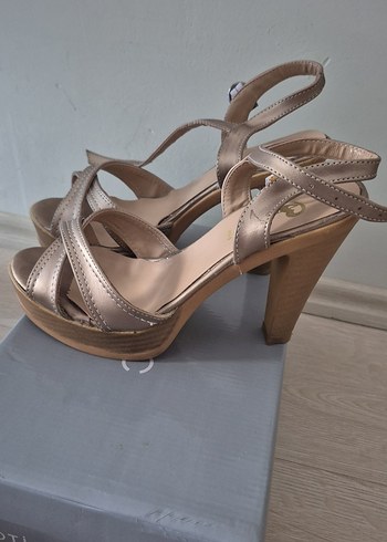 Bej Parlak gold Topuklu Kadın Ayakkabı - Görsel 3