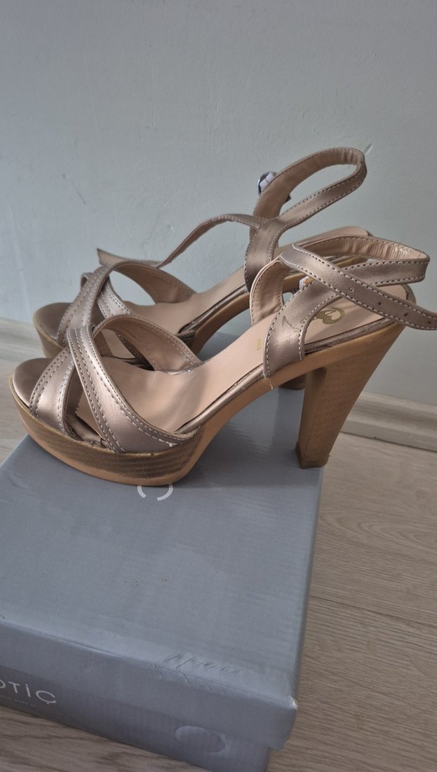 Bej Parlak gold Topuklu Kadın Ayakkabı - Görsel 3