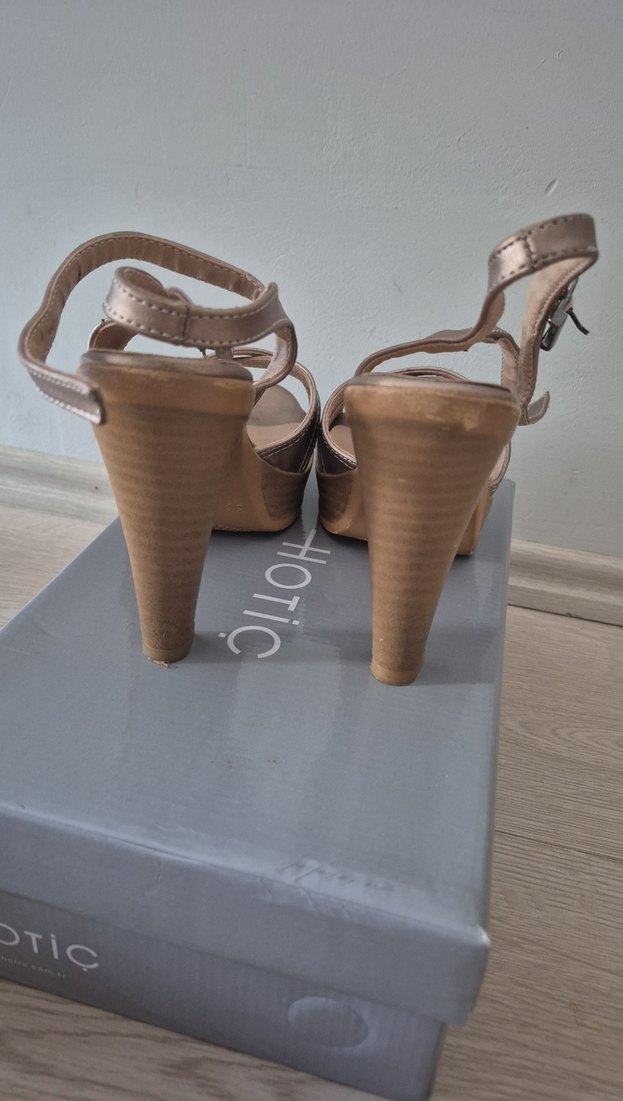 Bej Parlak gold Topuklu Kadın Ayakkabı - Görsel 4