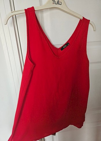 Kırmızı V Yaka Dökümlü Kadın Atlet - Görsel 3