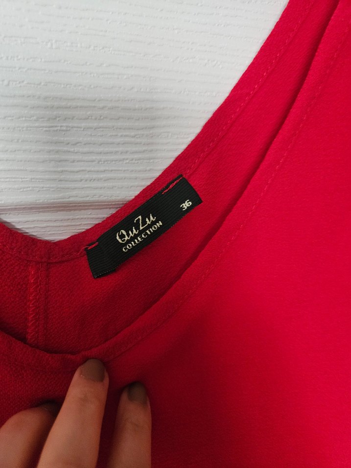 Kırmızı V Yaka Dökümlü Kadın Atlet - Görsel 2