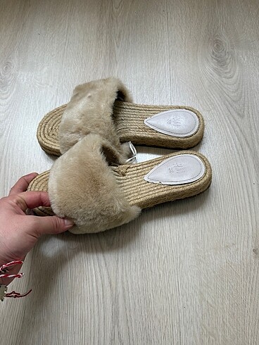 H&M H&M hasır peluş terlik