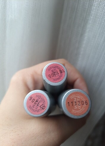 Avon Avon ruj çeşitleri. Hem nemlendiren hem renk veren.