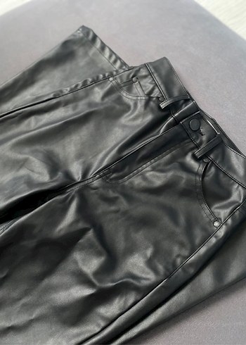 32 Beden siyah Renk Pull and bear ispanyol paça pantolon