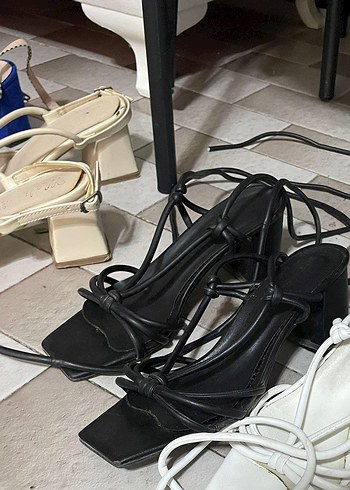 Siyah Yılan Desenli Topuklu Kadın Sandalet