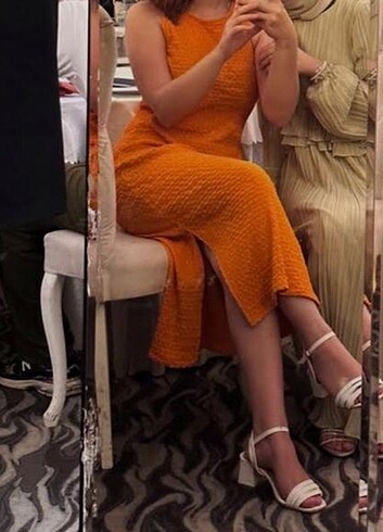 Şahika Ercümen X Koton Yırtmaçlı midi dokulu elbise