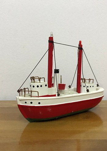 Kırmızı Beyaz Tekne Figürü