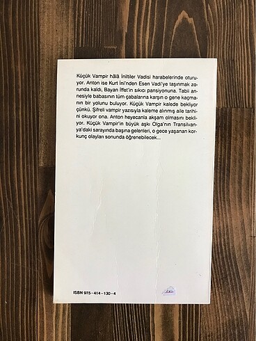 Küçük Vampir Kitap Okuyor