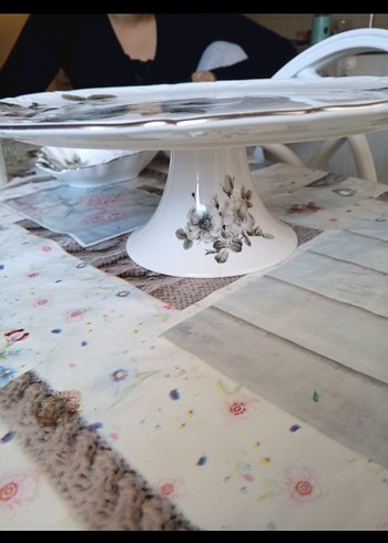 Gri-Beyaz Çiçek Desenli Tabak - Görsel 2