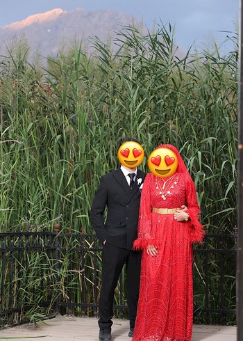 Uzun Kollu Kırmızı Drapeli Notalı Yaka Abiye