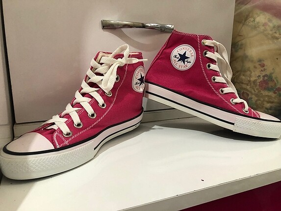 Pembe converse