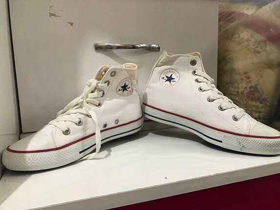 Beyaz ayakkabı