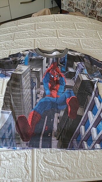 H&M Spiderman tshirt 