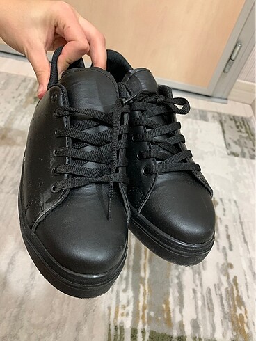 Siyah spora ayakkabı