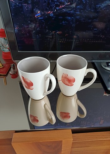 Kırmızı Çiçek Desenli Beyaz Seramik Kupa - Görsel 2