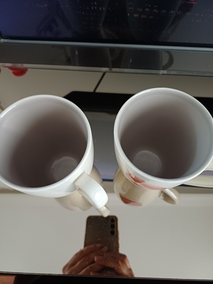 Kırmızı Çiçek Desenli Beyaz Seramik Kupa - Görsel 3