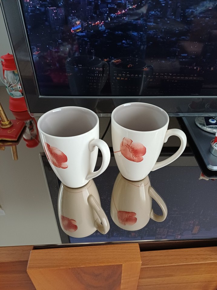 Kırmızı Çiçek Desenli Beyaz Seramik Kupa - Görsel 2