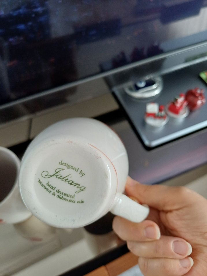 Kırmızı Çiçek Desenli Beyaz Seramik Kupa - Görsel 4