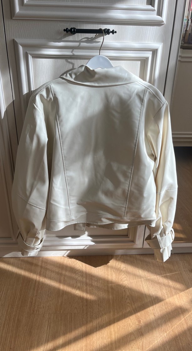 Beyaz Yüksek Yakalı Salaş Kadın Deri Ceket - Görsel 3